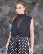 Jasmine Noir - Blouse drapée sans manches