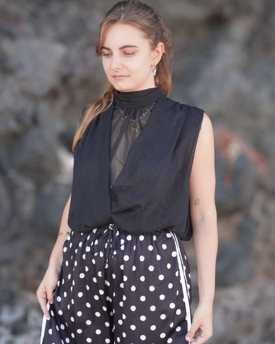 Jasmine Noir - Blouse drapée sans manches