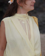 Jasmine Jaune - Blouse drapée sans manches