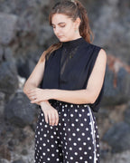 Jasmine Noir - Blouse drapée sans manches