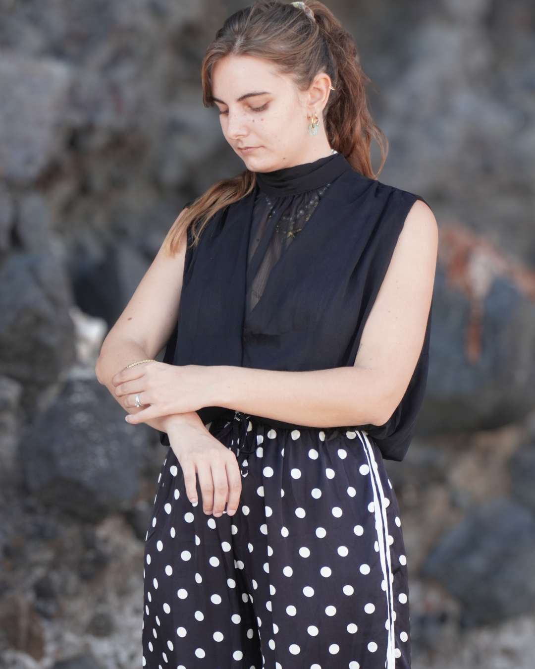 Jasmine Noir - Blouse drapée sans manches