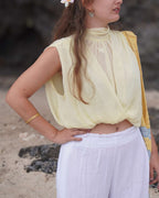 Jasmine Jaune - Blouse drapée sans manches