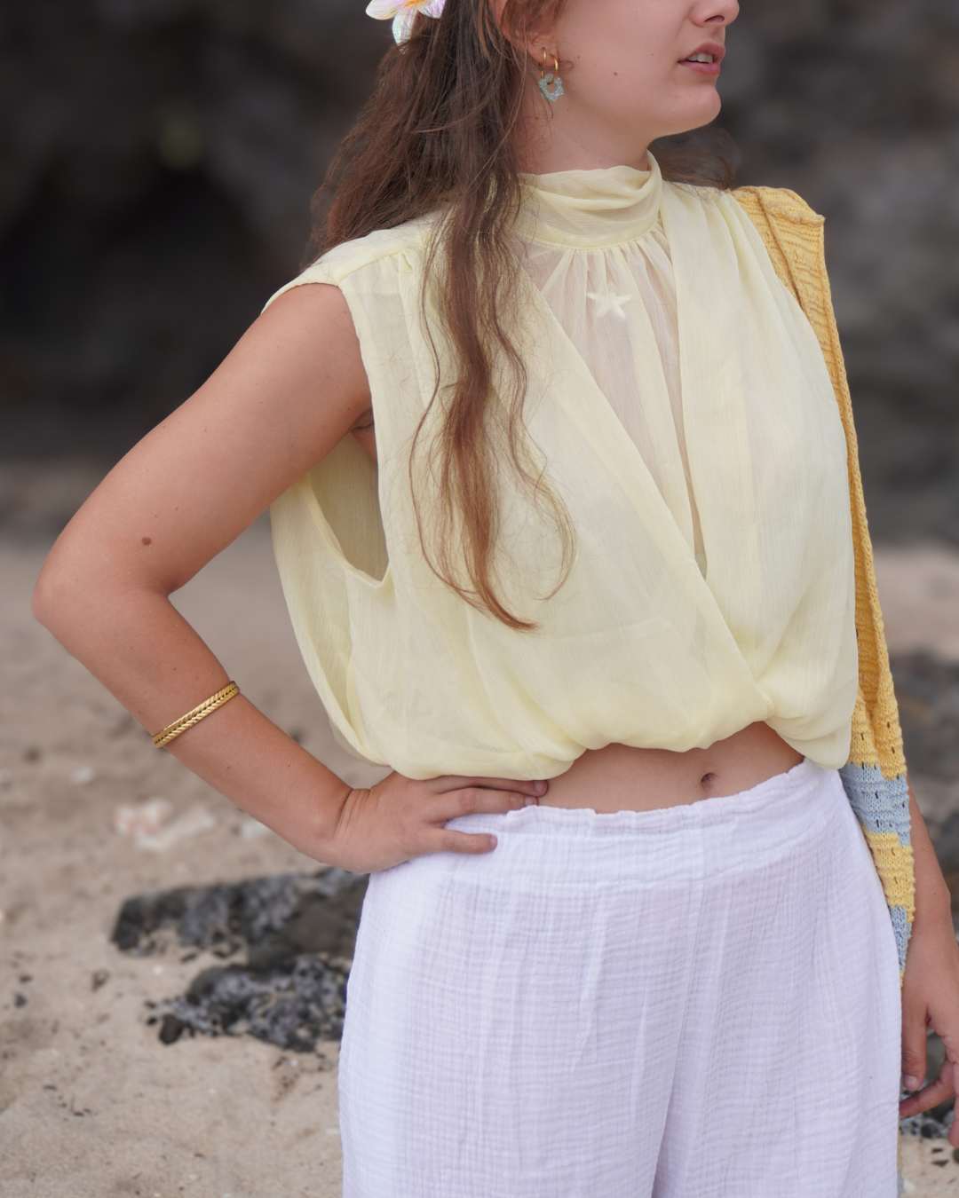 Jasmine Jaune - Blouse drapée sans manches